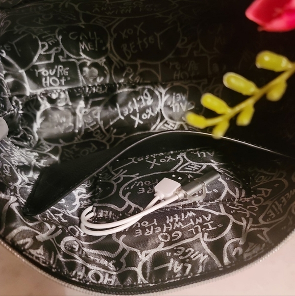 NWOT Betsey Johnson wristlet with cellular Android/Apple compatible power bank. - Picture 12 of 12